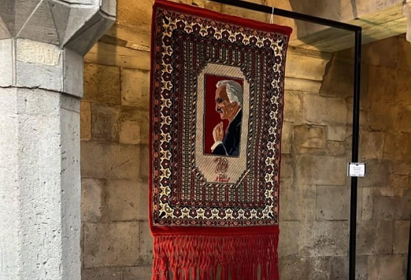 EXPOSITION DE TAPISSERIES AU PALAIS DES CHIRVANCHAHS : UN DIALOGUE ENTRE TEXTILES IMMEMORAUX ET CREATION CONTEMPORAINE