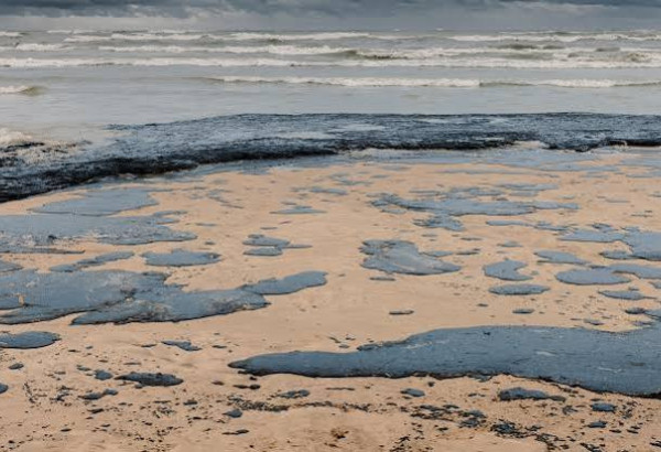 UNE FUITE DE PETROLE EN MER CASPIENNE PRES DE BAKOU : NEUF TONNES DE BRUT DEVERSEES DANS LA MER