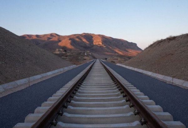 DES FRAPPES AÉRIENNES AMÉRICAINES INTERROMPENT LE TRAFIC SUR LA LIGNE FERROVIAIRE STRATÉGIQUE TÉHÉRAN–MACHHAD