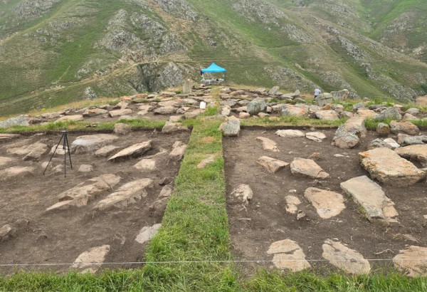 DÉCOUVERTE EXCEPTIONNELLE EN AZERBAÏDJAN : DES ARCHÉOLOGUES METTENT AU JOUR DES CENTAINES DE NOUVELLES SÉPULTURES