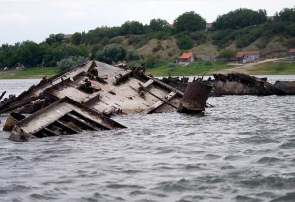 LE DANUBE S'EST TELLEMENT ASSÉCHÉ QUE DES ÉPAVES DE NAVIRES DE LA WEHRMACHT ONT REFAIT SURFACE. UNE CENTRALE NUCLÉAIRE POURRAIT ÊTRE CONTRAINTE DE S'ARRÊTER.