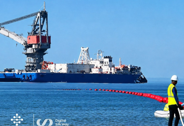 L'INSTALLATION DE LA LIGNE DE CÂBLE SOUS-MARIN TRANSCASPIENNE À FIBRE OPTIQUE AU FOND DE LA MER CASPIENNE EST ACHEVÉE