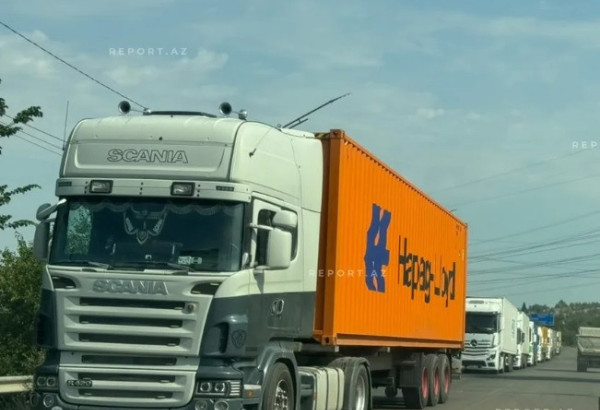 PLUS DE MILLE CAMIONS À LA FRONTIÈRE ENTRE L’AZERBAÏDJAN ET LA GÉORGIE