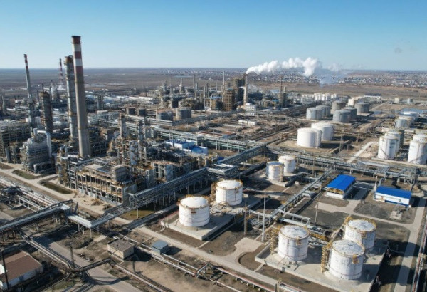 UN INCENDIE SE DÉCLARE DANS LA PRINCIPALE RAFFINERIE DE PÉTROLE D’ATYRAOU, AU KAZAKHSTAN