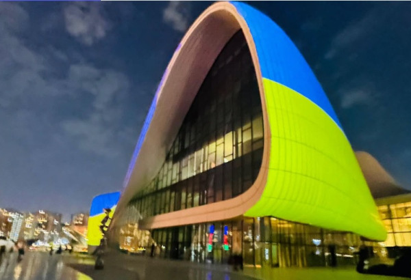 LE CENTRE HEYDAR ALIYEV ILLUMINÉ AUX COULEURS DU DRAPEAU UKRAINIEN