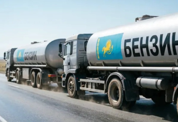 PAR CRAINTE DES SANCTIONS, DES RAFFINERIES KAZAKHES RENONCENT AUX LIVRAISONS D’ESSENCE VERS LA RUSSIE