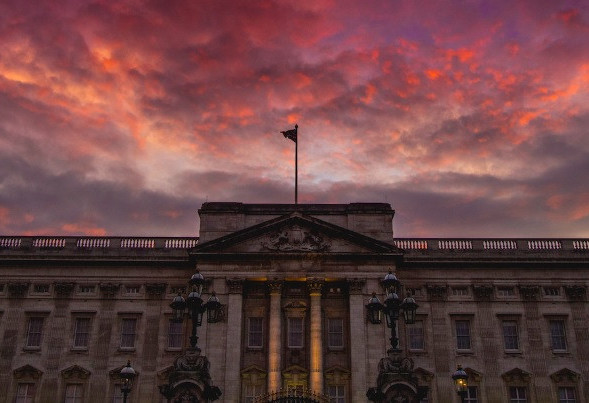 RISQUES DE REPRÉSAILLES MILITAIRES : LE ROI QUITTE LE PALAIS DE BUCKINGHAM, LE PREMIER MINISTRE QUITTE LE 10 DOWNING STREET