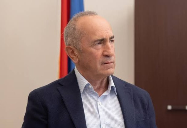 UN TRIBUNAL ARMÉNIEN ORDONNE L’ARRESTATION DE L’ANCIEN PRÉSIDENT ROBERT KOTCHARIAN
