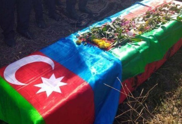 CINQ AUTRES SOLDATS AZERBAÏDJANAIS PORTÉS DISPARUS PENDANT LA PREMIÈRE GUERRE DU KARABAGH ONT ÉTÉ INHUMÉS LE 21 AOÛT