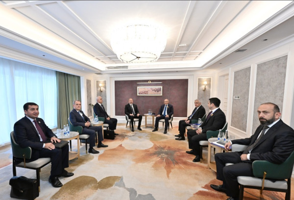 LE PRÉSIDENT ILHAM ALIYEV S’EST ENTRETENU AVEC LE PREMIER MINISTRE ARMÉNIEN À BICHKEK