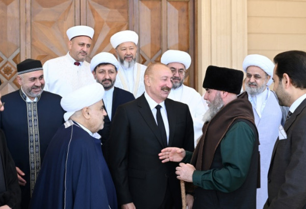 CONVERSATIONS CORDIALES D' ILHAM ALIYEV AVEC LES PARTICIPANTS AUX DEUX CONFÉRENCES INTERNATIONALES ORGANISÉES À BAKOU