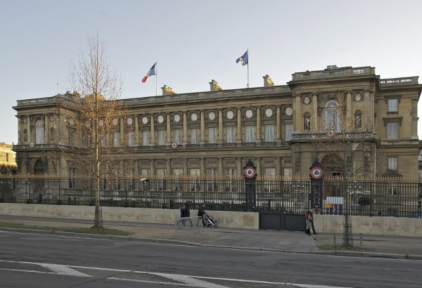 BAKOU RÉPOND À PARIS CONCERNANT LA NOTICE DES CONSIGNES AUX VOYAGEURS