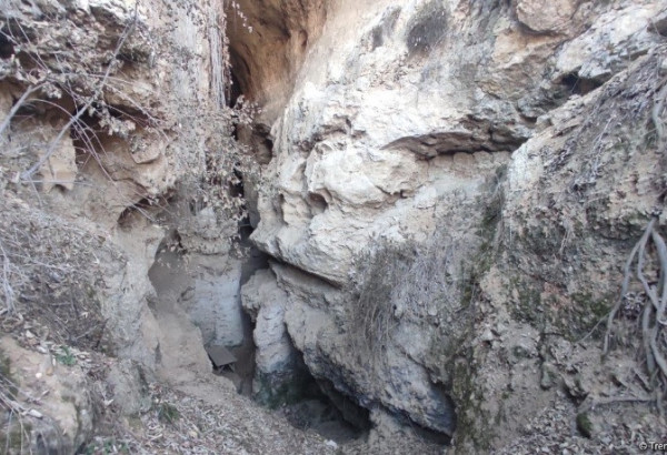 L’AZERBAÏDJAN EXPOSE L’USAGE FAIT DE LA GROTTE HISTORIQUE D’AZIKH PENDANT L’OCCUPATION ARMÉNIENNE ET D’AUTRES ACTES DE VANDALISME CONTRE DES ÉDIFICE REMARQUABLES