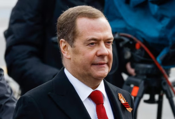 MEDVEDEV MENACE LES ÉTATS-UNIS D’UNE « GUERRE SPATIALE » : « LES STARLINK VONT TOMBER »