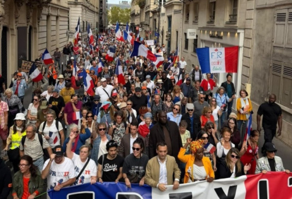 VU DE BAKOU : DES FRANÇAIS RÉCLAMENT LE « FREXIT »