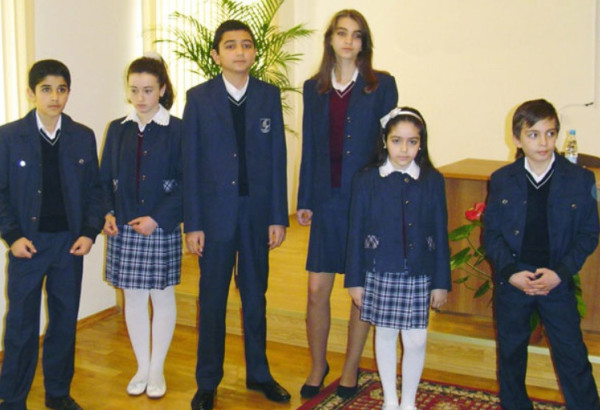EN AZERBAÏDJAN, L’UNIFORME SCOLAIRE PROMEUT UNE FORME D’ÉGALITÉ ENTRE ÉLÈVES SANS INTENTION D’ATTENTER À LA FOI, ESTIME UN THÉOLOGIEN