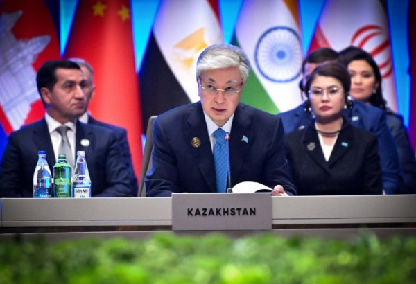 TOKAÏEV ÉVOQUE LE RÔLE DE L’AZERBAÏDJAN AU SEIN DE LA C.I.C.A.