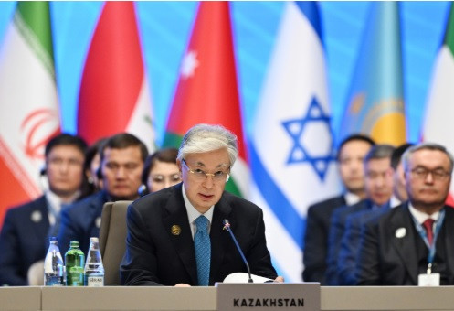 TOKAÏEV SOULIGNE LE RÔLE DE L’AZERBAÏDJAN AU SEIN DE LA C.I.C.A.
