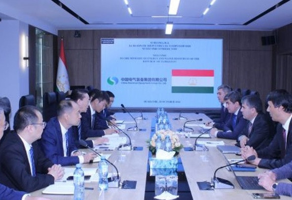 LE TADJIKISTAN ET LE GROUPE CHINOIS C.E.E.G. DISCUTENT DU DÉVELOPPEMENT DE L’ÉNERGIE SOLAIRE ET ÉOLIENNE